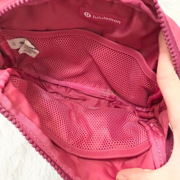 Unisex Lululemon Everywhere Belt Bag 2L in Red Marlot One Size - Picture 6 of 8